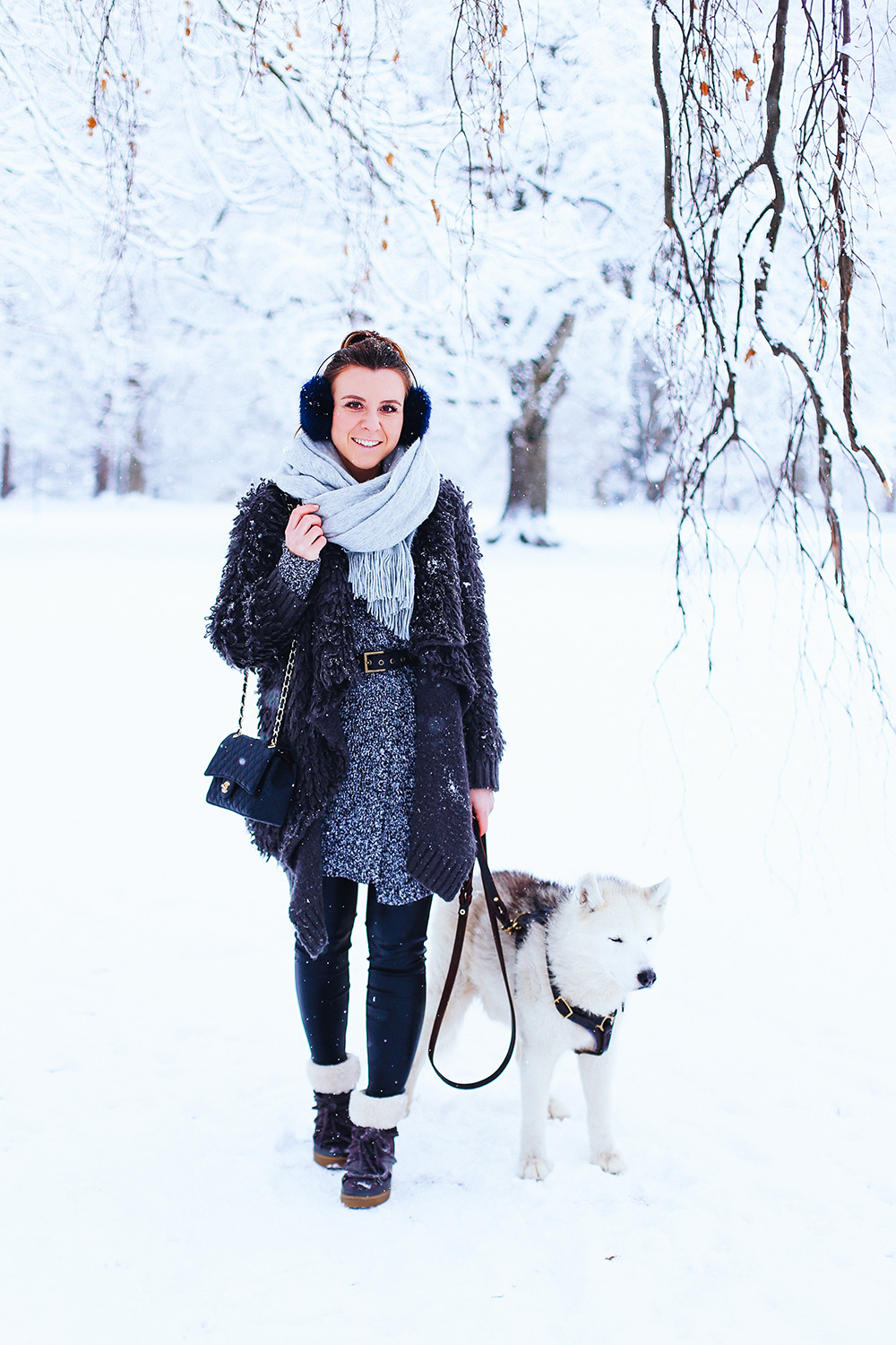 Isabel Marant Lookalike Winter Boots, Who is Mocca, Fashion Blog Österreich, deutscher Fashion Blog, layering, Schnee outfit, schloss Ambras, innsbruck Streetstyle, sibirischer Husky, Modeblog, whoismocca.me