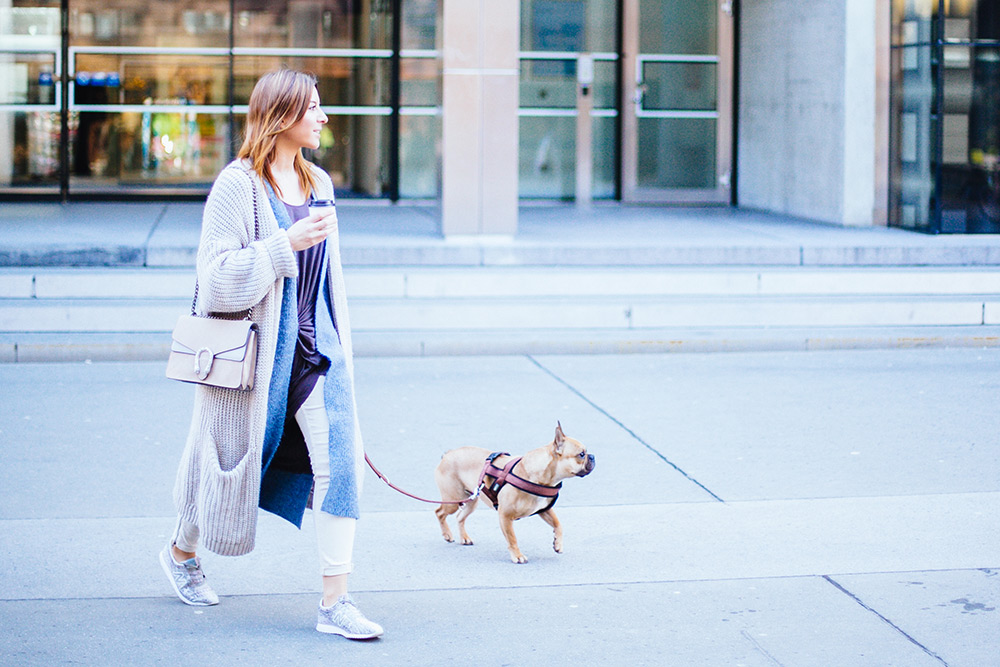 Serenity Lookbook, Trendfarbe Hellblau kombinieren, Pantone Farbtrends 2016, new Balance Outfit, sneaker outfit, strick outfit, layering, lagenlook, free people jeans, free people kleid, gucci dionysus tasche, innsbruck streetstyle, whoismocca.me