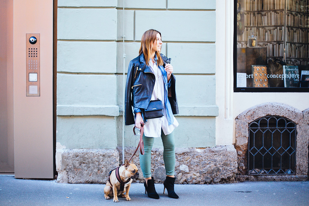 Outfit mit Lederjacke, grüne Hose, Forever 21, Layering, Lagenlook, Oversize, Streetstyle Innsbruck, Frenchie, Guess Tasche, whoismoca.com