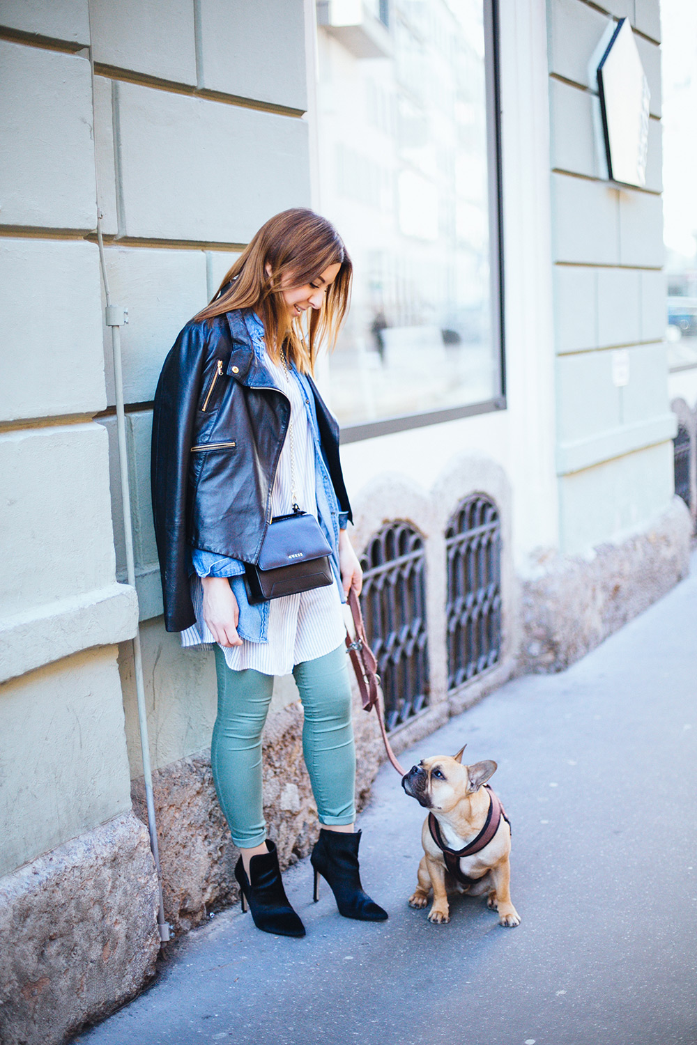 Outfit mit Lederjacke, grüne Hose, Forever 21, Layering, Lagenlook, Oversize, Streetstyle Innsbruck, Frenchie, Guess Tasche, whoismoca.com