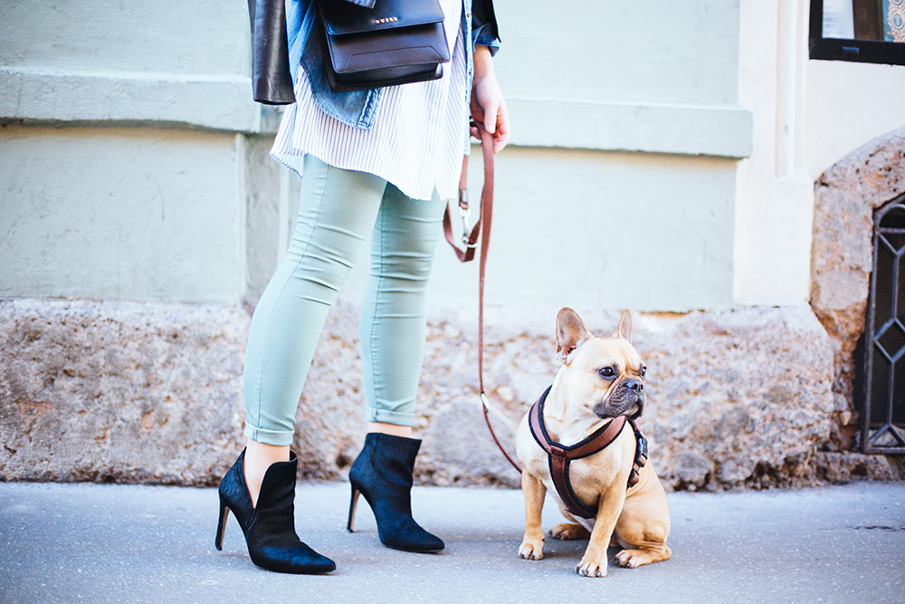 Outfit mit Lederjacke, grüne Hose, Forever 21, Layering, Lagenlook, Oversize, Streetstyle Innsbruck, Frenchie, Guess Tasche, whoismoca.com