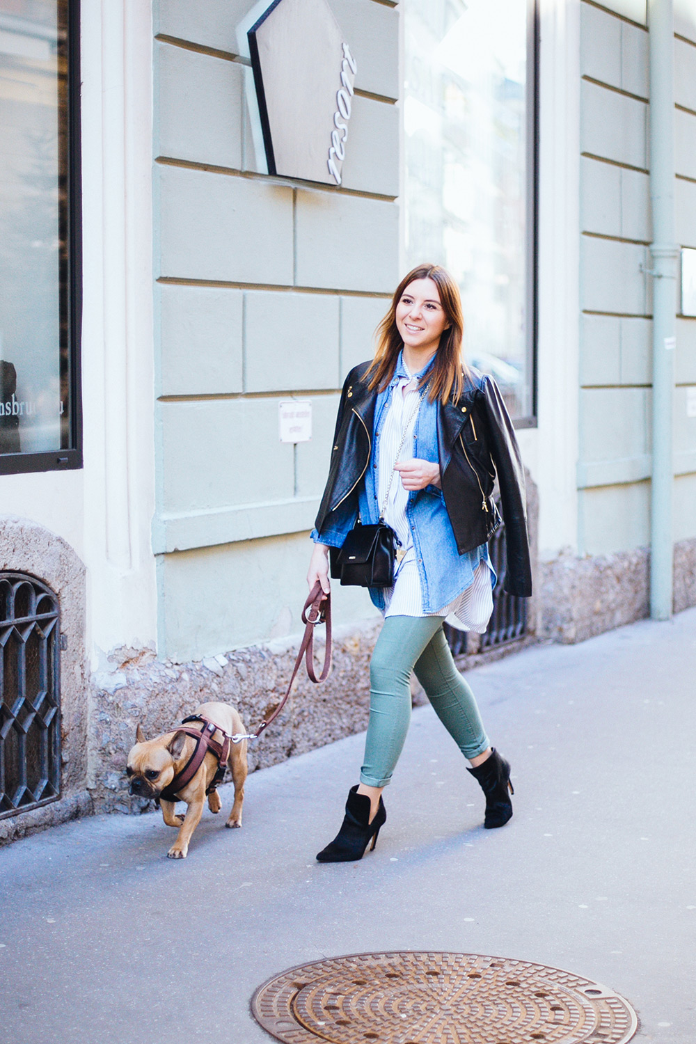 Outfit mit Lederjacke, grüne Hose, Forever 21, Layering, Lagenlook, Oversize, Streetstyle Innsbruck, Frenchie, Guess Tasche, whoismoca.com