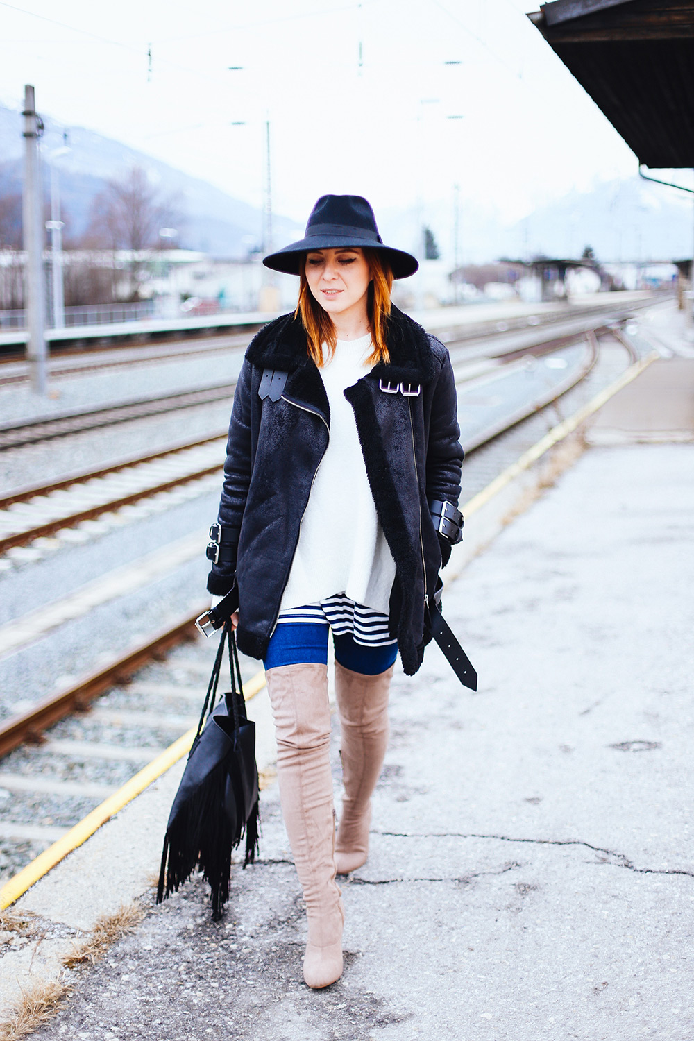 Layering, Fashion Blog, Streetstyle, Oversize Outfit, whoismocca.me, Acne lookalike bikerjacke, beige Overknees Asos, Fransen Tasche Mango