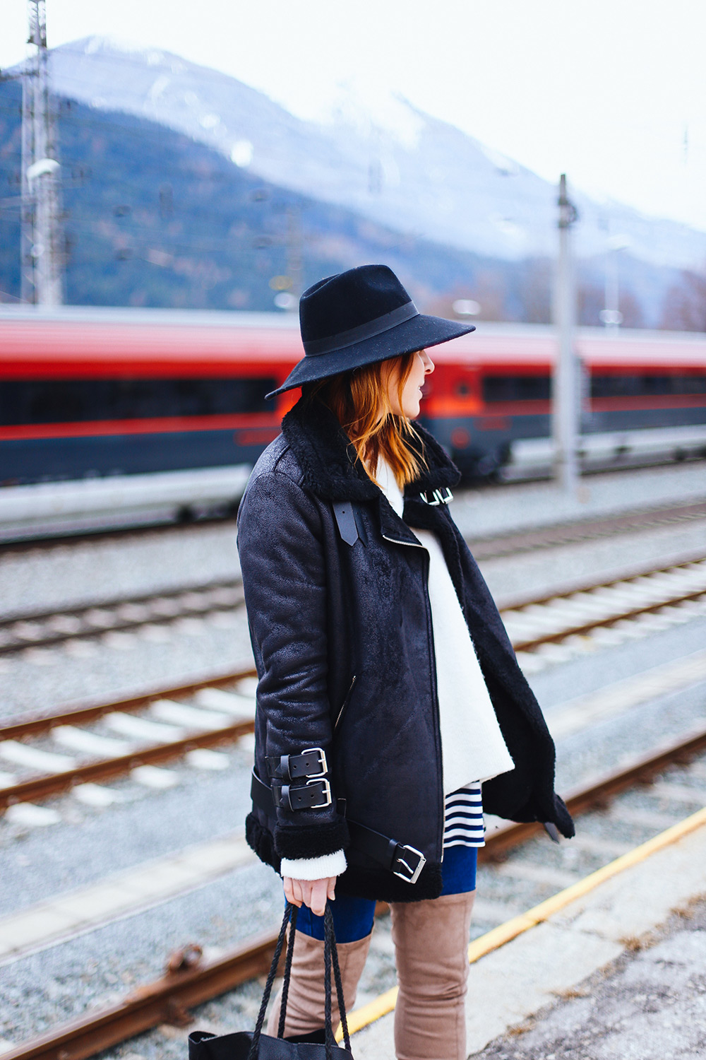 Layering, Fashion Blog, Streetstyle, Oversize Outfit, whoismocca.me, Acne lookalike bikerjacke, beige Overknees Asos, Fransen Tasche Mango