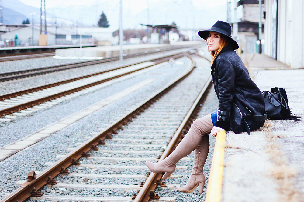 Layering, Fashion Blog, Streetstyle, Oversize Outfit, whoismocca.me, Acne lookalike bikerjacke, beige Overknees Asos, Fransen Tasche Mango