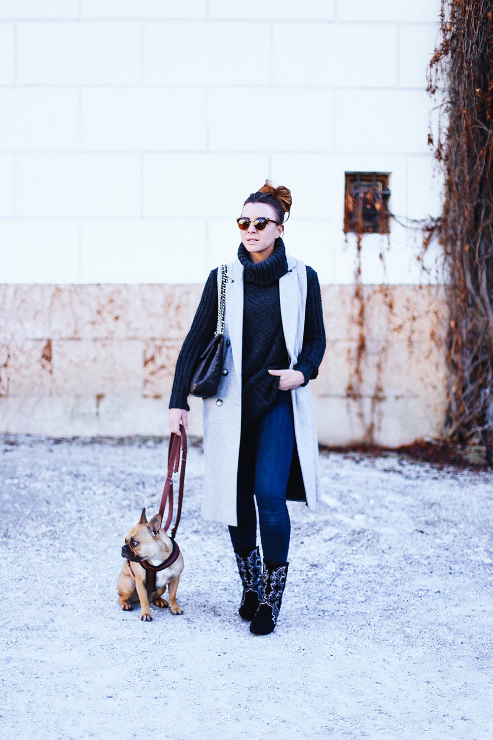 who is mocca, fashion blog, modeblog, deutschland, österreich, winter outfit, outfit mit weste, ärmellose weste, skinny jeans, stiefel mit print, Rollkragen pullover, messy bun, vintage Chanel jumbo xl flap bag, frenchie, schloss Ambras, tirol, Innsbruck Streetstyle, whoismocca.me