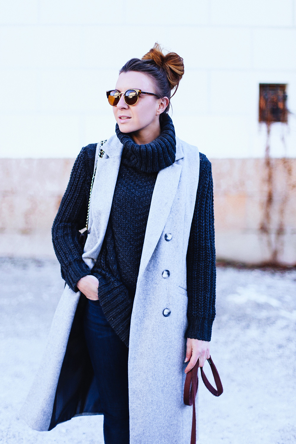 who is mocca, fashion blog, modeblog, deutschland, österreich, winter outfit, outfit mit weste, ärmellose weste, skinny jeans, stiefel mit print, Rollkragen pullover, messy bun, vintage Chanel jumbo xl flap bag, frenchie, schloss Ambras, tirol, Innsbruck Streetstyle, whoismocca.me