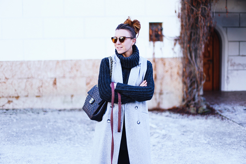 who is mocca, fashion blog, modeblog, deutschland, österreich, winter outfit, outfit mit weste, ärmellose weste, skinny jeans, stiefel mit print, Rollkragen pullover, messy bun, vintage Chanel jumbo xl flap bag, frenchie, schloss Ambras, tirol, Innsbruck Streetstyle, whoismocca.me