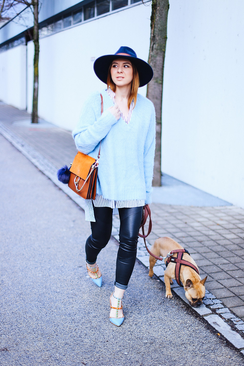 Hellblau kombinieren, Chloè Faye, Valentino Rockstuds, Streetstyle, Fashion Blogger, whoismocca.me