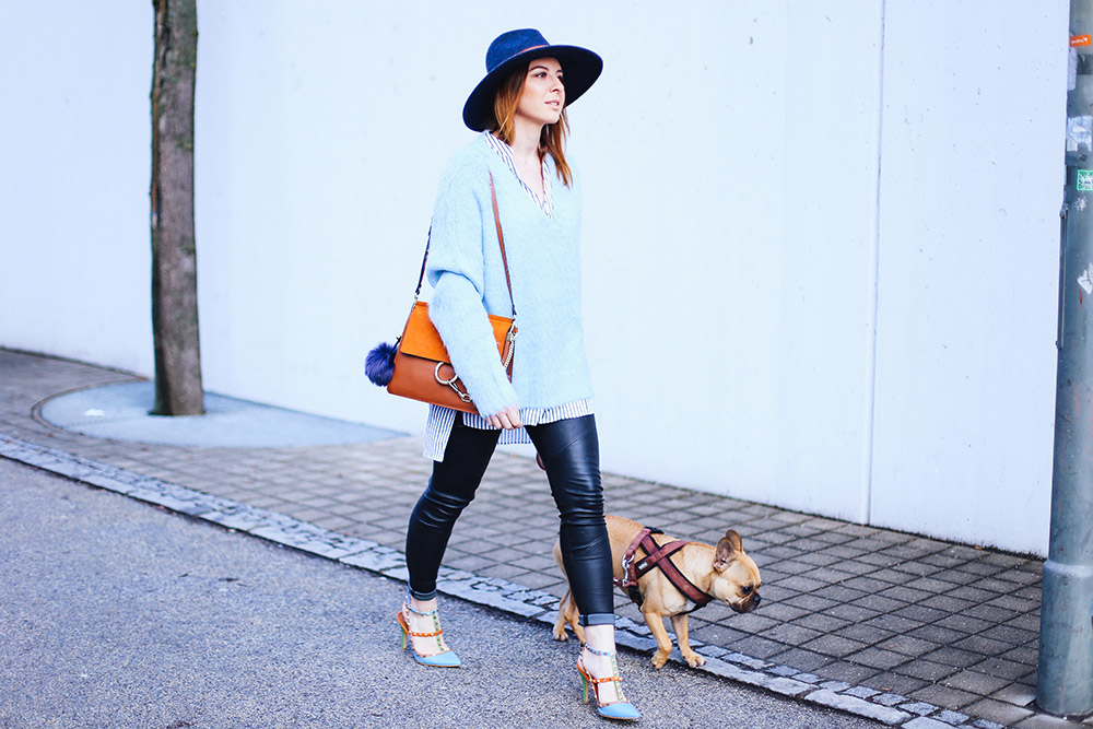 Hellblau kombinieren, Chloè Faye, Valentino Rockstuds, Streetstyle, Fashion Blogger, whoismocca.me