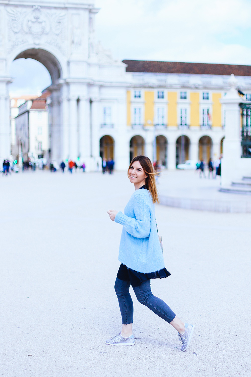 Pastell Outfit, Hellblauer Pullover, Serenity Outfit, Frühlings Outfit, graue Jeans kombinieren, New Balance Sneaker, Lissabon Streetstyle, Ombre, Gucci Dionysus Outfit, Fashion Blog, Mode Blog, whoismocca.me