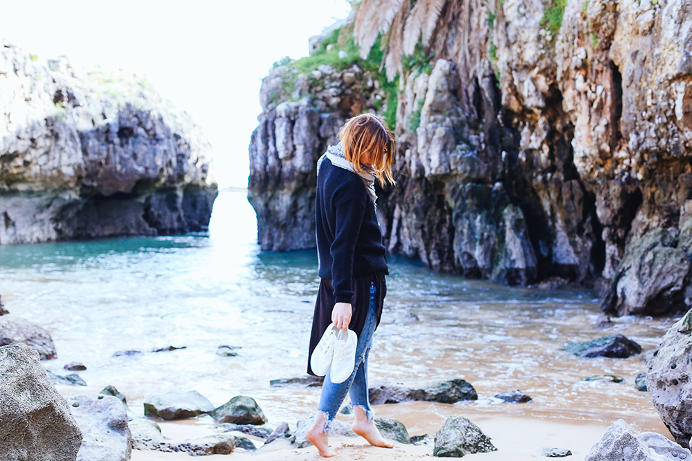 Ripped Jeans Outfit, Longshirt Free People, schwarzer Zara Pullover, Layering, Cascais, Lissabon, Küste, Streetstyle, Fashion Blogger, whoismocca.me