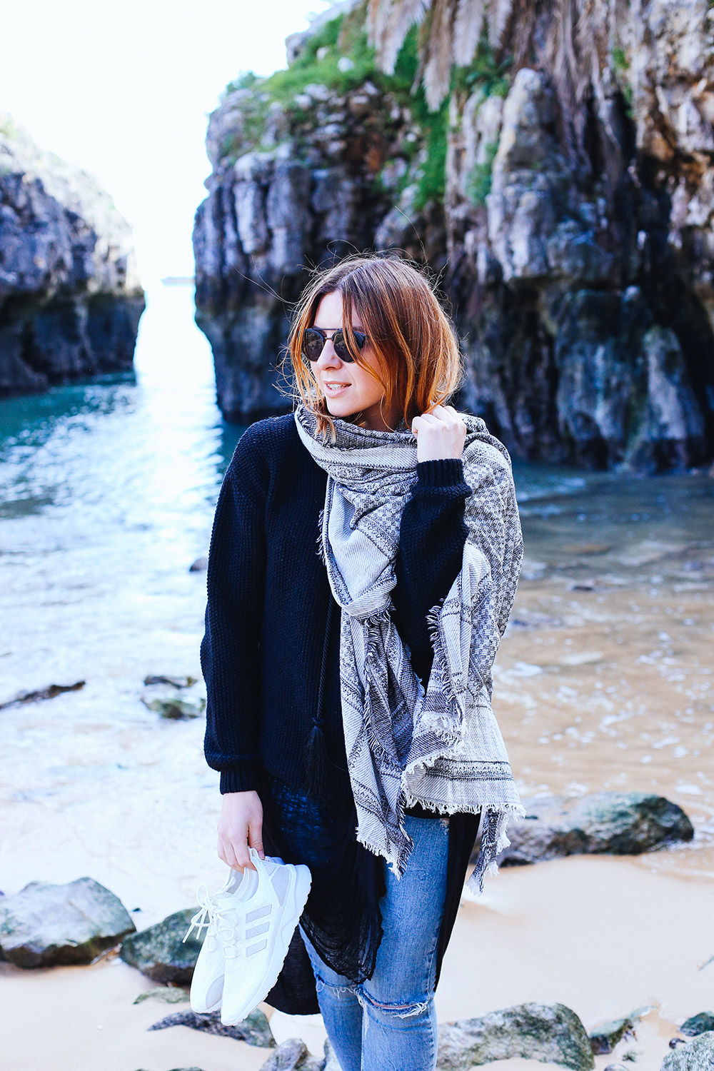 Ripped Jeans Outfit, Longshirt Free People, schwarzer Zara Pullover, Layering, Cascais, Lissabon, Küste, Streetstyle, Fashion Blogger, whoismocca.me