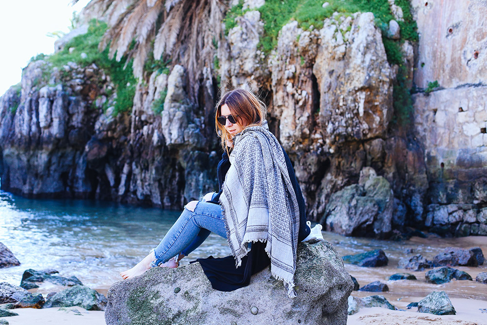 Ripped Jeans Outfit, Longshirt Free People, schwarzer Zara Pullover, Layering, Cascais, Lissabon, Küste, Streetstyle, Fashion Blogger, whoismocca.me