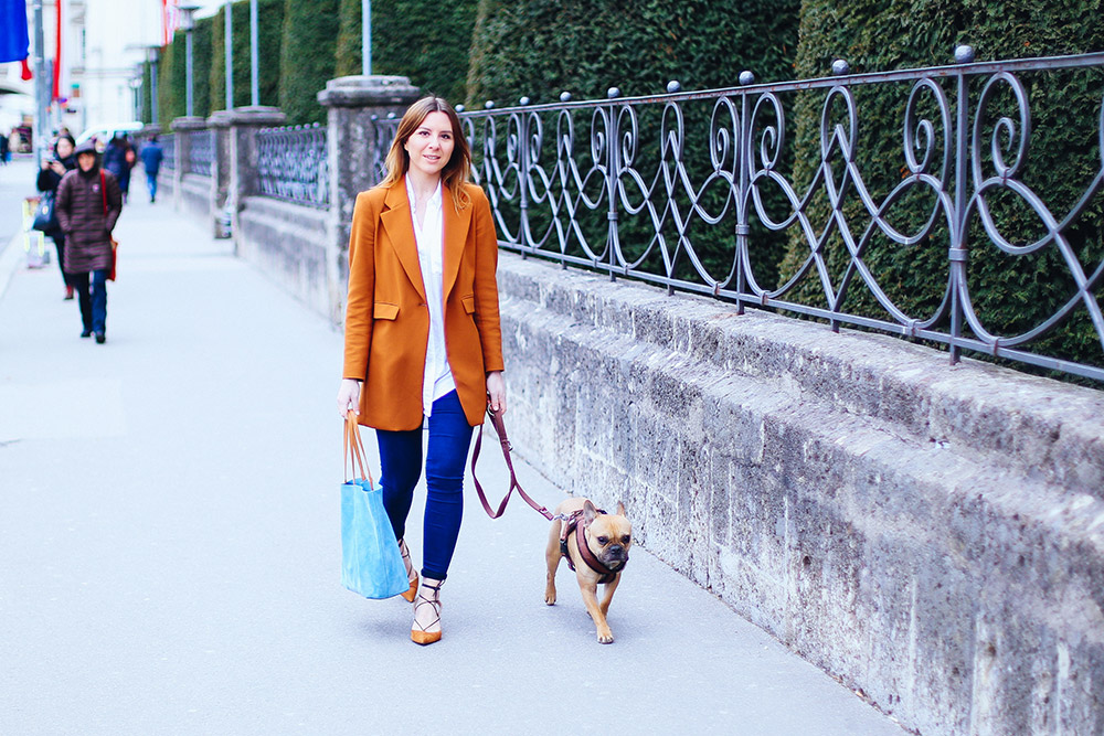 Serenity Lookbook, Trendfarbe Hellblau kombinieren, Pantone Farbtrends 2016, Hellblaue Tasche kombinieren, Cognac Blazer, Mid Heels Topshop, Schnürschuhe, Skinny Jeans, Fashion Blog, Mode Blog, Streetstyle, whoismocca.me