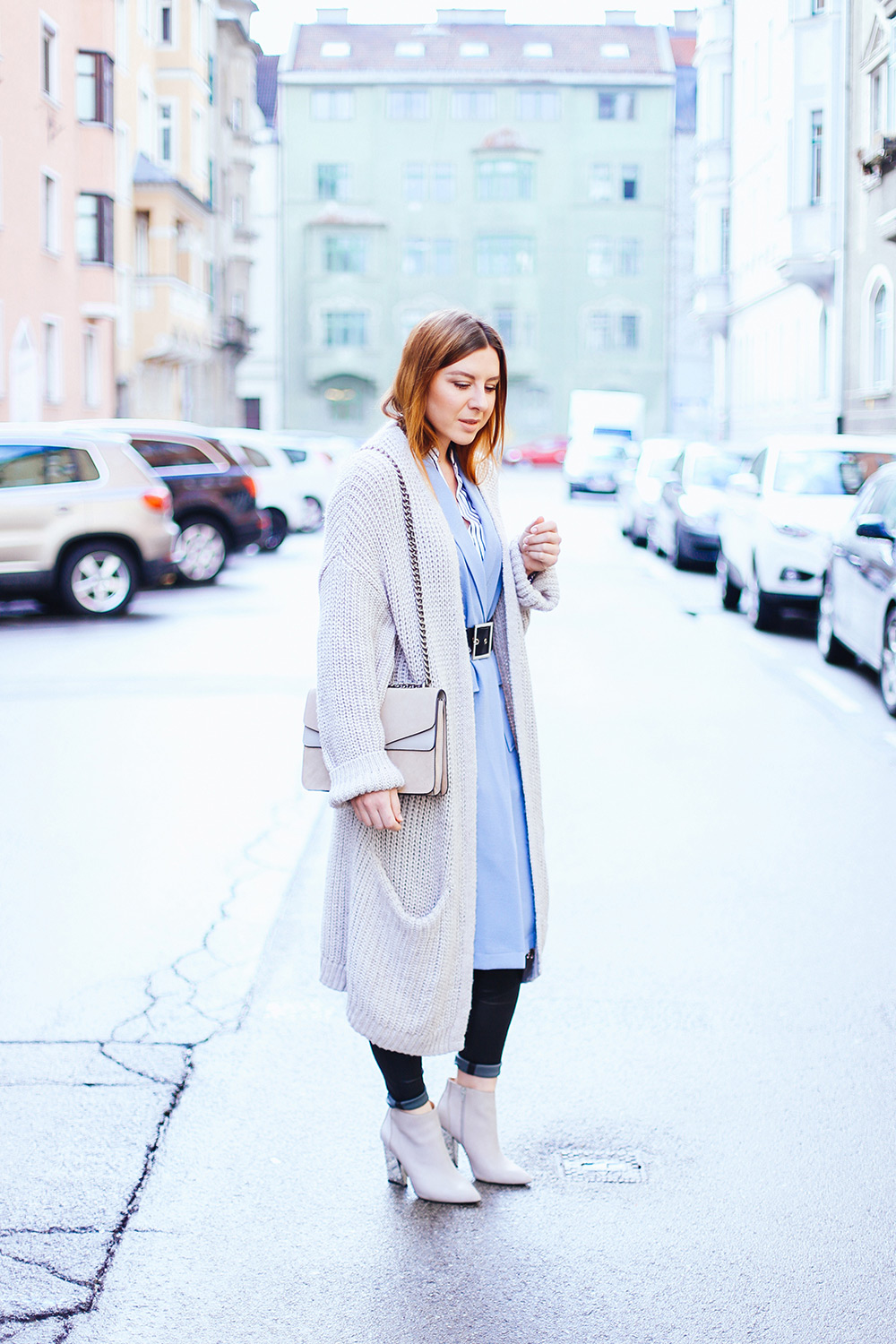 hellblaue Weste, perfekte Lederhose, layering, lagenlook, cardigan, gucci dionsysus, spring outfit, fashion blog, whoismocca.me