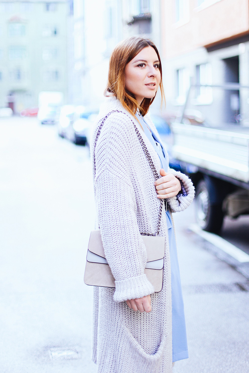 hellblaue Weste, perfekte Lederhose, layering, lagenlook, cardigan, gucci dionsysus, spring outfit, fashion blog, whoismocca.me