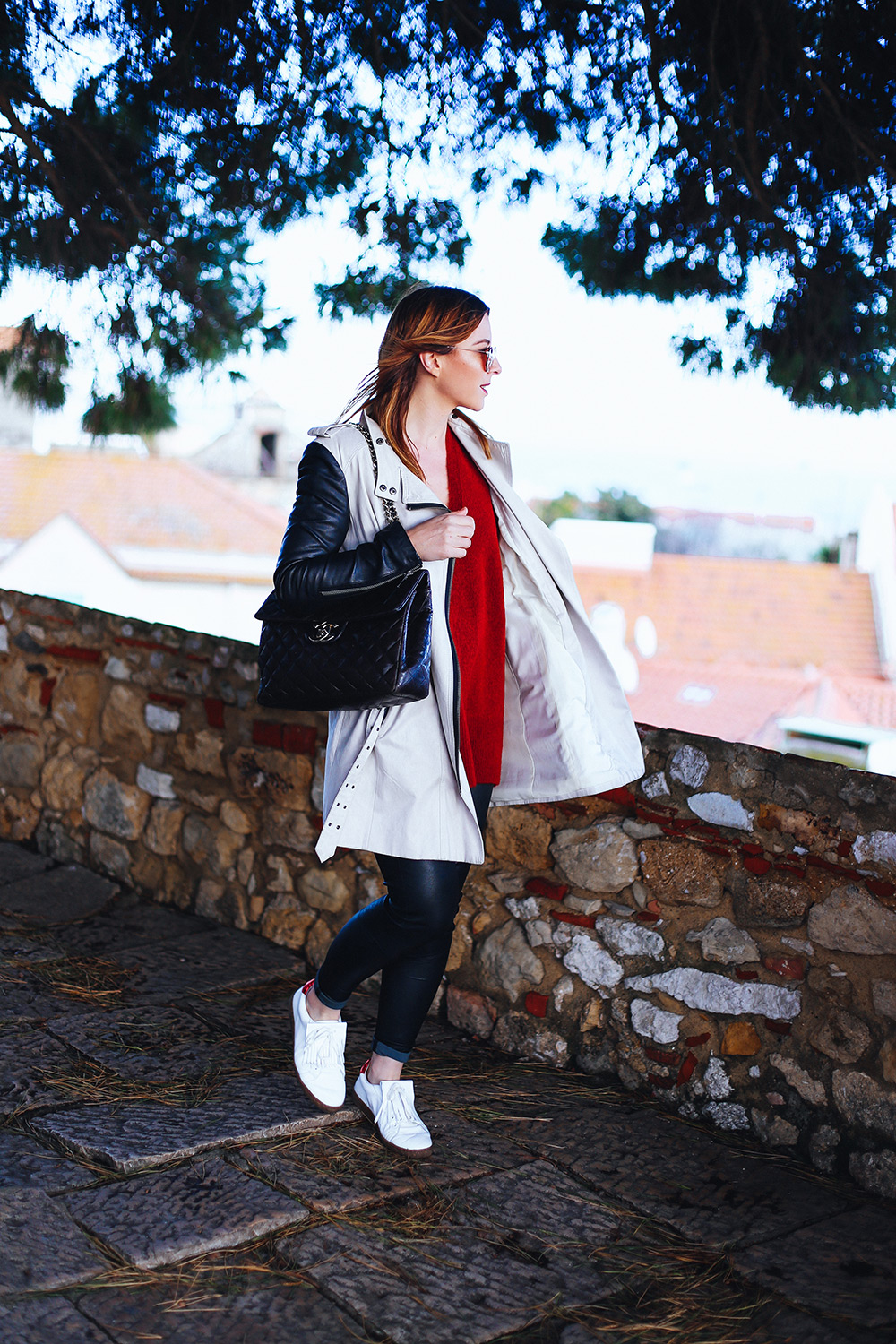 Trenchcoat Outfit, Lissabon Streetstyle, Mango weiße Sneaker, Lederhose, Chanel Jumbo Maxi, roter Pullover, Frühlings Outfit, whoismocca.me