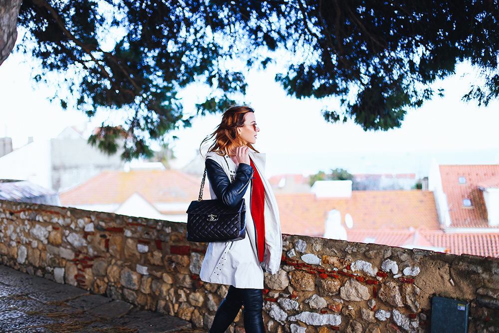 Trenchcoat Outfit, Lissabon Streetstyle, Mango weiße Sneaker, Lederhose, Chanel Jumbo Maxi, roter Pullover, Frühlings Outfit, whoismocca.me