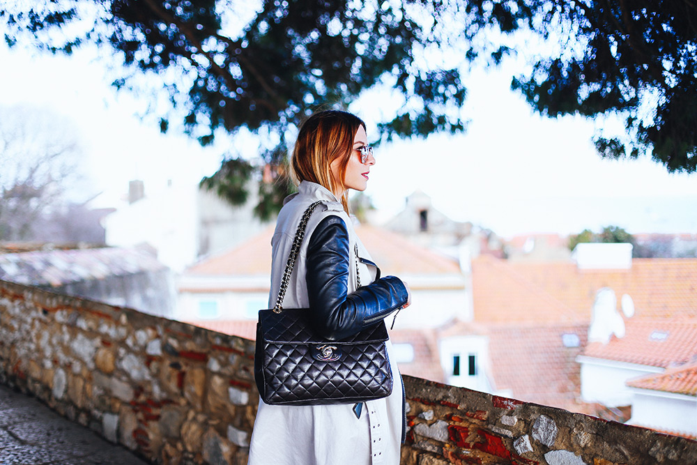 Trenchcoat Outfit, Lissabon Streetstyle, Mango weiße Sneaker, Lederhose, Chanel Jumbo Maxi, roter Pullover, Frühlings Outfit, whoismocca.me