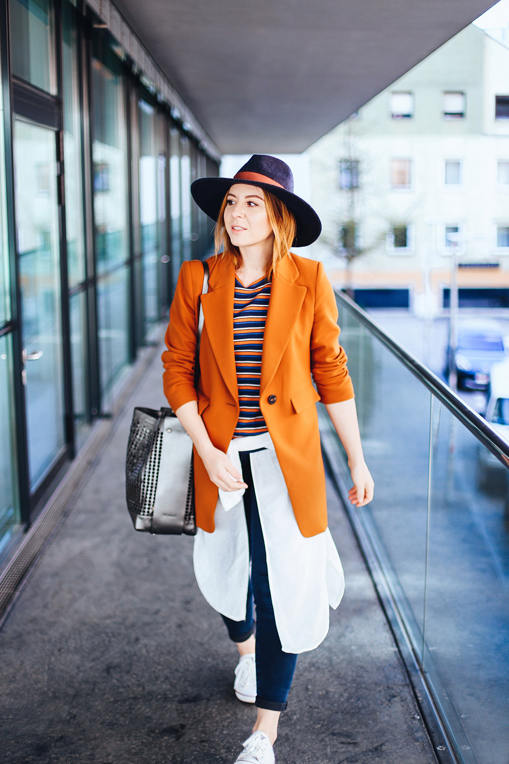 Freizeit Outfit, buntes Streifenshirt, Longblazer von Zara, Converse Sneaker Outfit, Vic Matie Tasche, Streetstyle, Fashion Blog, Modeblog, whoismocca.me