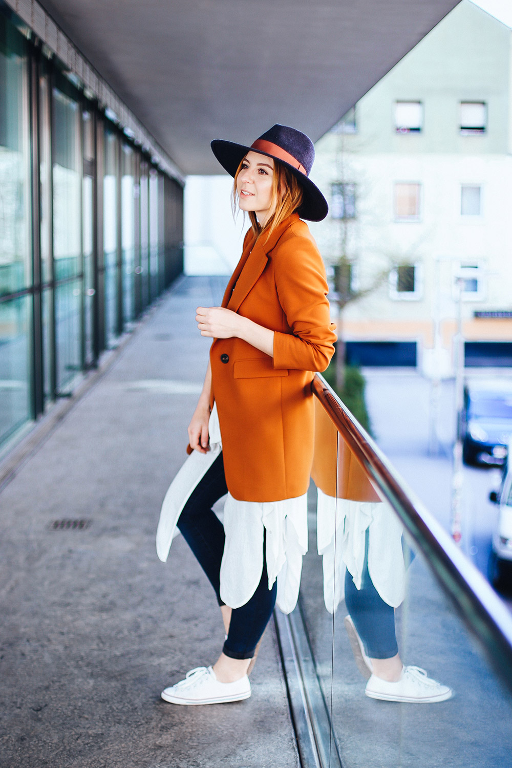 Freizeit Outfit, buntes Streifenshirt, Longblazer von Zara, Converse Sneaker Outfit, Vic Matie Tasche, Streetstyle, Fashion Blog, Modeblog, whoismocca.me