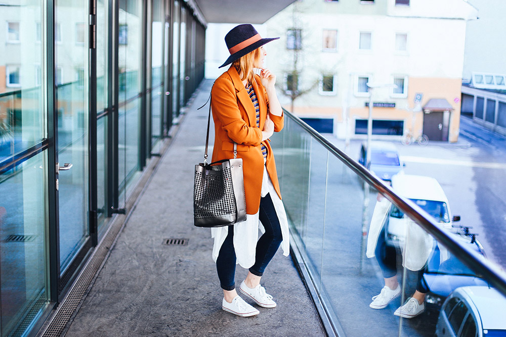 Freizeit Outfit, buntes Streifenshirt, Longblazer von Zara, Converse Sneaker Outfit, Vic Matie Tasche, Streetstyle, Fashion Blog, Modeblog, whoismocca.me