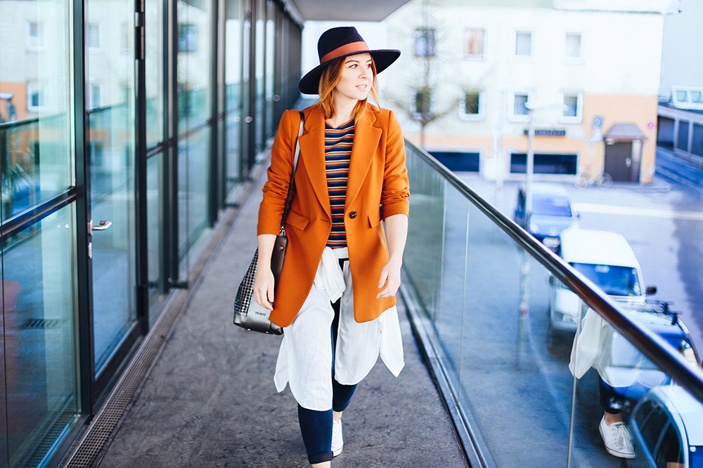 Freizeit Outfit, buntes Streifenshirt, Longblazer von Zara, Converse Sneaker Outfit, Vic Matie Tasche, Streetstyle, Fashion Blog, Modeblog, whoismocca.me