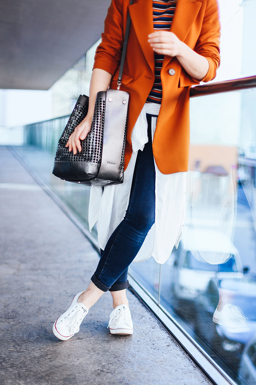 Freizeit Outfit, buntes Streifenshirt, Longblazer von Zara, Converse Sneaker Outfit, Vic Matie Tasche, Streetstyle, Fashion Blog, Modeblog, whoismocca.me