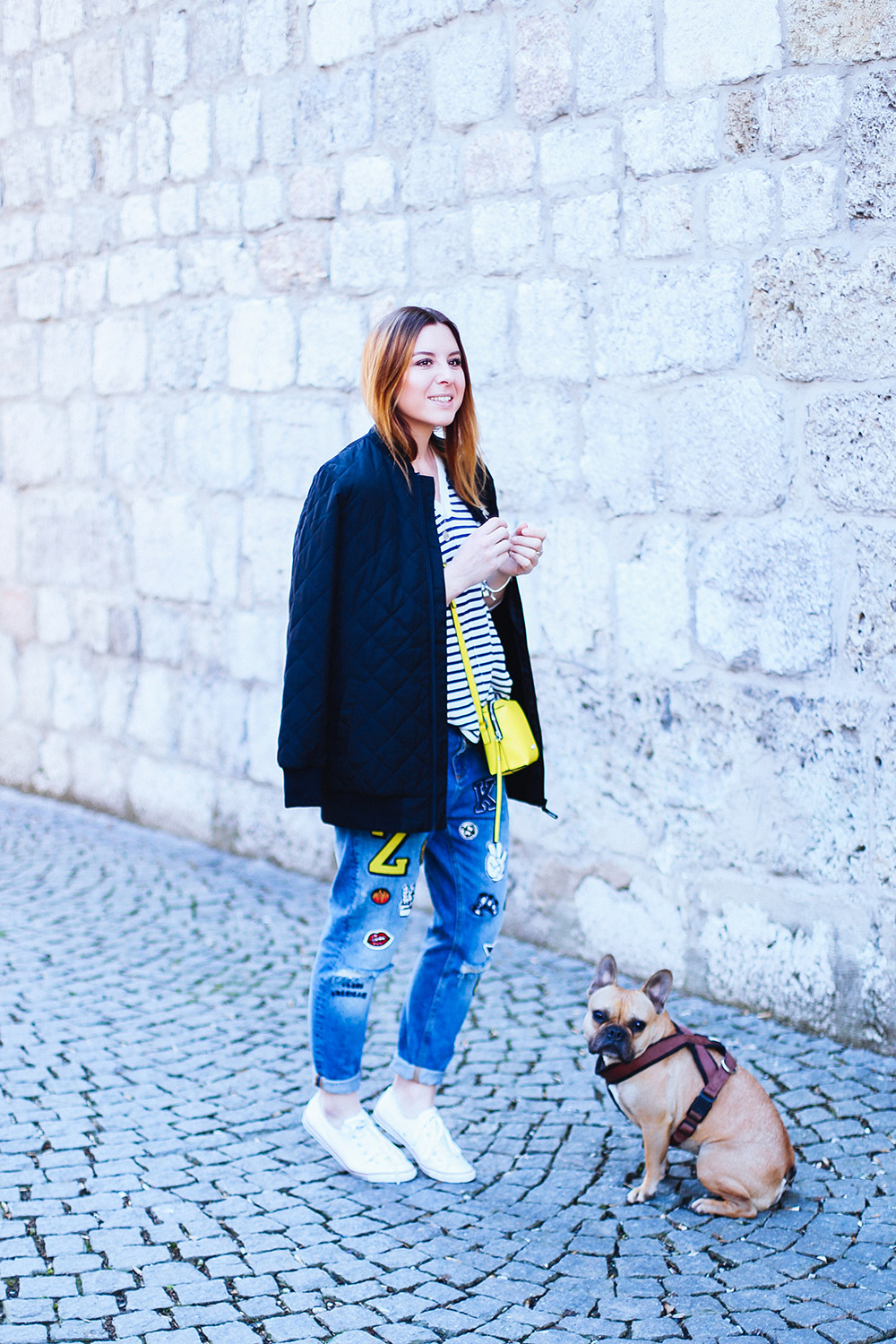 Jeans mit Patches von Zoe Karrsen, gesteppte Bomberjacke von Iriedaily, Converse Outfit, Sneaker Outfit, Streetstyle, Calvin Klein Jeans Tasche, Streifen Oversize Pullover, Fashion Blogger, whoismocca.me