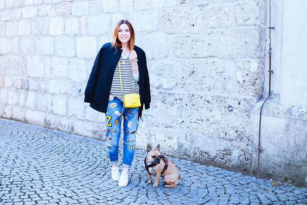 Jeans mit Patches von Zoe Karrsen, gesteppte Bomberjacke von Iriedaily, Converse Outfit, Sneaker Outfit, Streetstyle, Calvin Klein Jeans Tasche, Streifen Oversize Pullover, Fashion Blogger, whoismocca.me