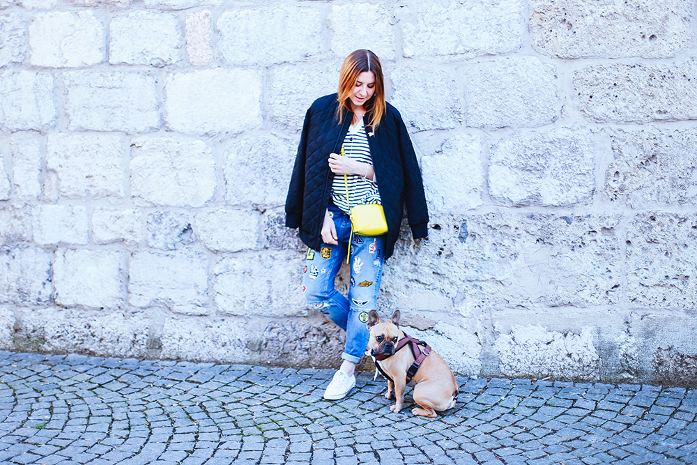 Jeans mit Patches von Zoe Karrsen, gesteppte Bomberjacke von Iriedaily, Converse Outfit, Sneaker Outfit, Streetstyle, Calvin Klein Jeans Tasche, Streifen Oversize Pullover, Fashion Blogger, whoismocca.me