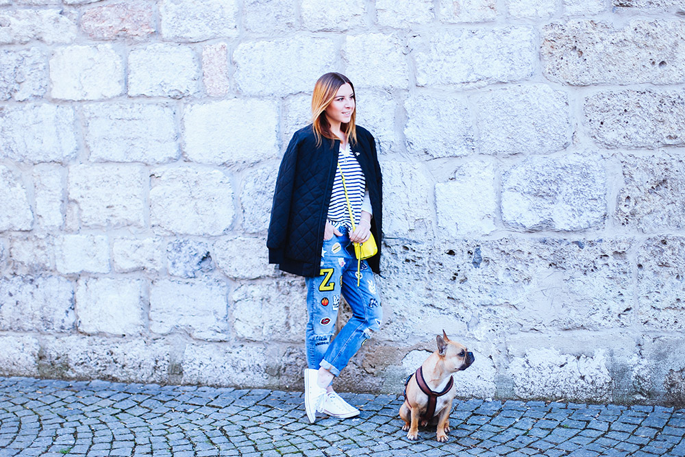 Jeans mit Patches von Zoe Karrsen, gesteppte Bomberjacke von Iriedaily, Converse Outfit, Sneaker Outfit, Streetstyle, Calvin Klein Jeans Tasche, Streifen Oversize Pullover, Fashion Blogger, whoismocca.me