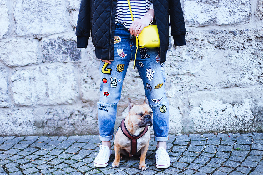 Jeans mit Patches von Zoe Karrsen, gesteppte Bomberjacke von Iriedaily, Converse Outfit, Sneaker Outfit, Streetstyle, Calvin Klein Jeans Tasche, Streifen Oversize Pullover, Fashion Blogger, whoismocca.me