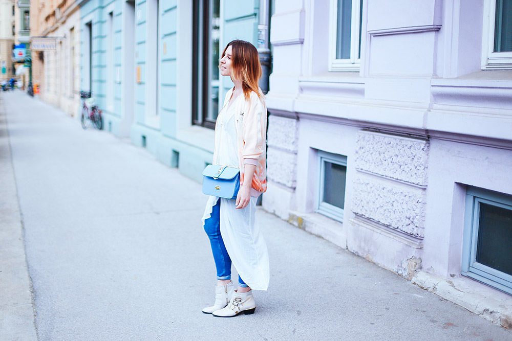 Serenity Lookbook, Trendfarbe Hellblau kombinieren, Pantone Farbtrends 2016, Pastell Outfit, Zara Bomberjacke, Skinny Jeans, Chloe Susanna Boots, Valentino Glam Lock Bag, weißes Maxikleid, Streetstyle, Fashion Blog, Modeblog, whoismocca.me