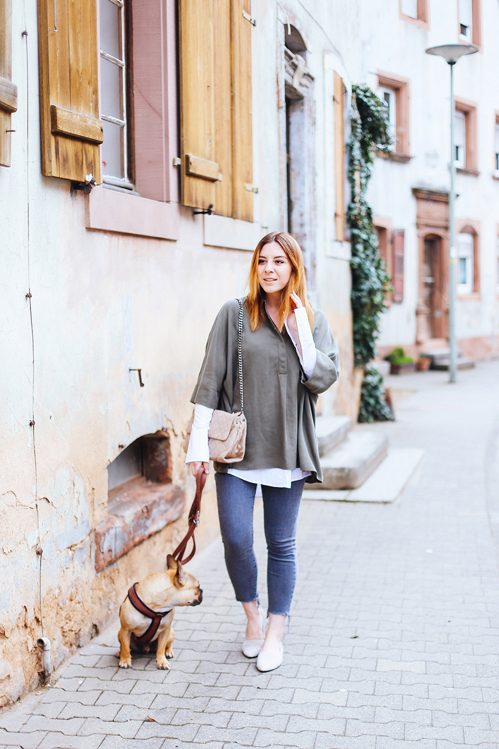 Bluse mit ausgestellten Ärmeln von Calvin Klein Jeans, Flats von Kennel und Schmenger, Stella McCartney Soft Beckett Schultertasche, Streetstyle, OOTD, Fashion Blog, Modeblog, whoismocca.me