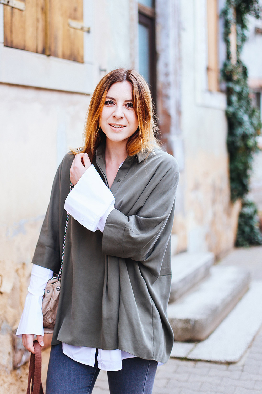 Bluse mit ausgestellten Ärmeln von Calvin Klein Jeans, Flats von Kennel und Schmenger, Stella McCartney Soft Beckett Schultertasche, Streetstyle, OOTD, Fashion Blog, Modeblog, whoismocca.me