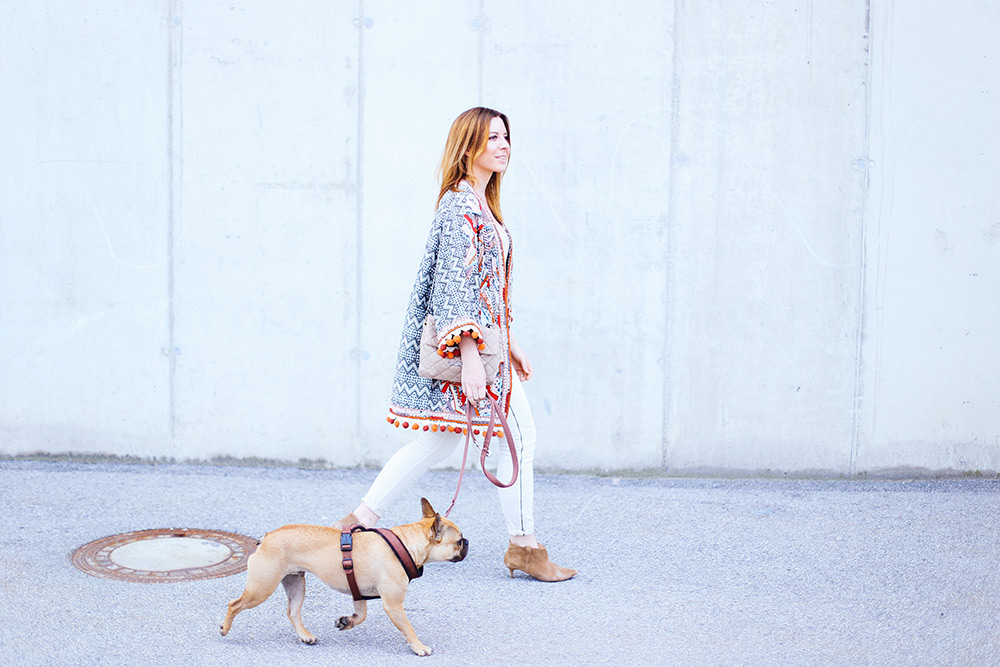 Boho Jacke von H&M, Free People Jeans, Stella McCartney Schultertasche, Ankle Boots, Outfit in Beige, Frenchie, Streetstyle, Fashion Blog, whoismocca.me