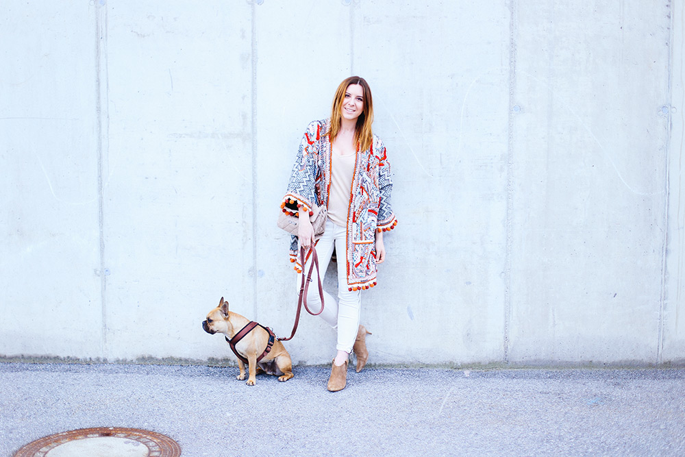 Boho Jacke von H&M, Free People Jeans, Stella McCartney Schultertasche, Ankle Boots, Outfit in Beige, Frenchie, Streetstyle, Fashion Blog, whoismocca.me