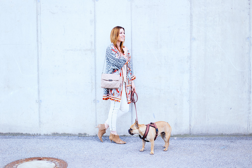 Boho Jacke von H&M, Free People Jeans, Stella McCartney Schultertasche, Ankle Boots, Outfit in Beige, Frenchie, Streetstyle, Fashion Blog, whoismocca.me