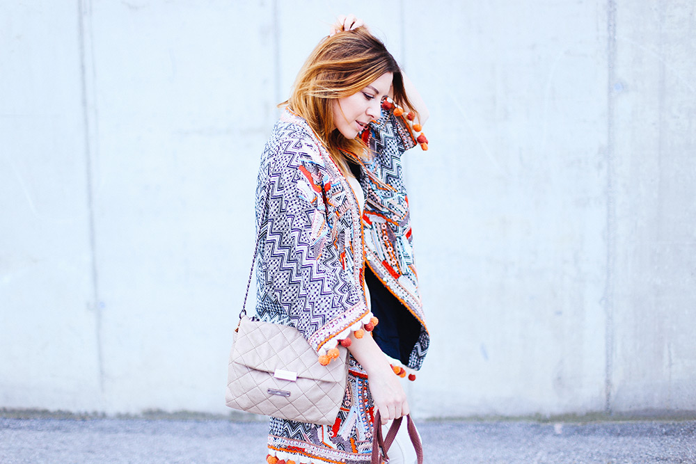 Boho Jacke von H&M, Free People Jeans, Stella McCartney Schultertasche, Ankle Boots, Outfit in Beige, Frenchie, Streetstyle, Fashion Blog, whoismocca.me