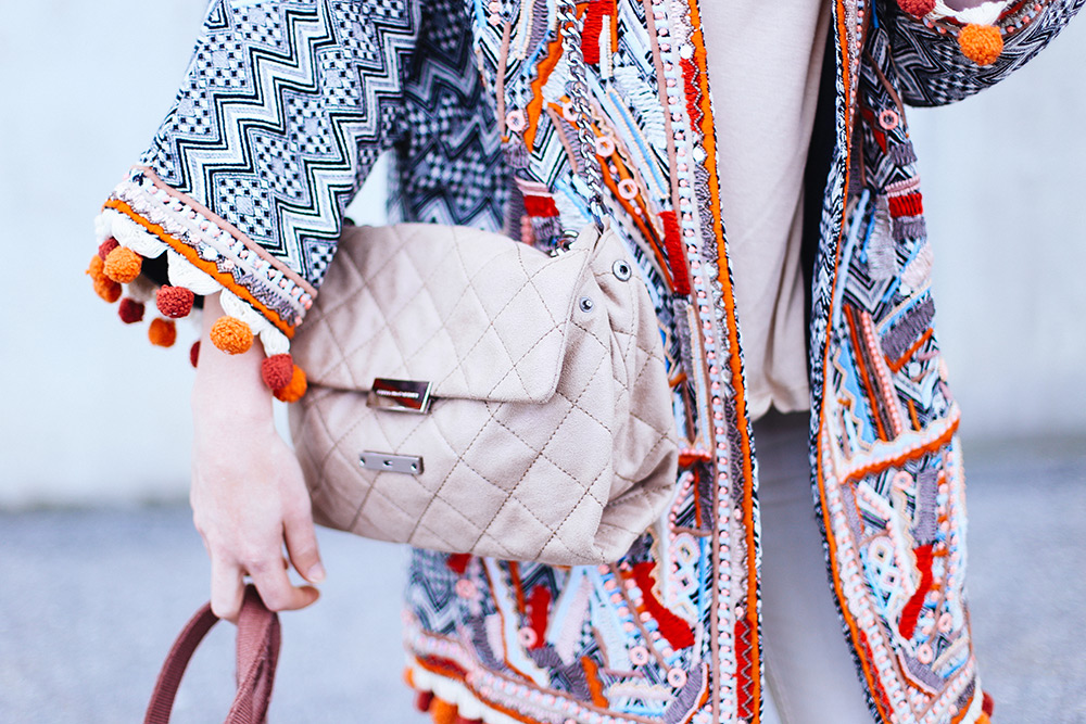 Boho Jacke von H&M, Free People Jeans, Stella McCartney Schultertasche, Ankle Boots, Outfit in Beige, Frenchie, Streetstyle, Fashion Blog, whoismocca.me