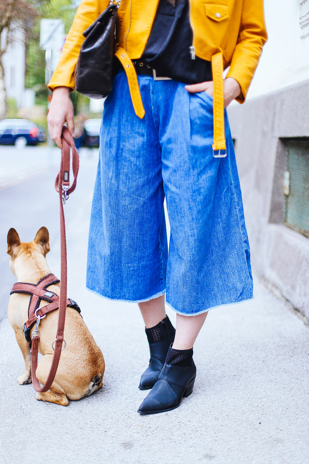 Gelbe Lederjacke von Zara, Denim Culotte kombinieren, Vic Matie Boots, Lingerie Shirt im Alltag tragen, Streetstyle, Fashion Blogger, Modeblog, whoismocca.me