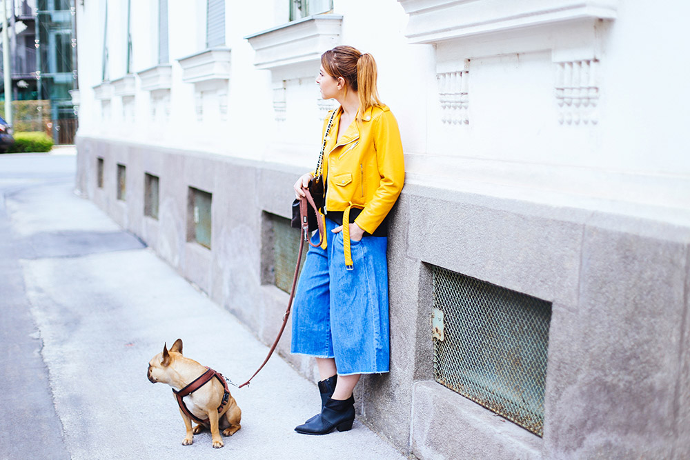 Gelbe Lederjacke von Zara, Denim Culotte kombinieren, Vic Matie Boots, Lingerie Shirt im Alltag tragen, Streetstyle, Fashion Blogger, Modeblog, whoismocca.me