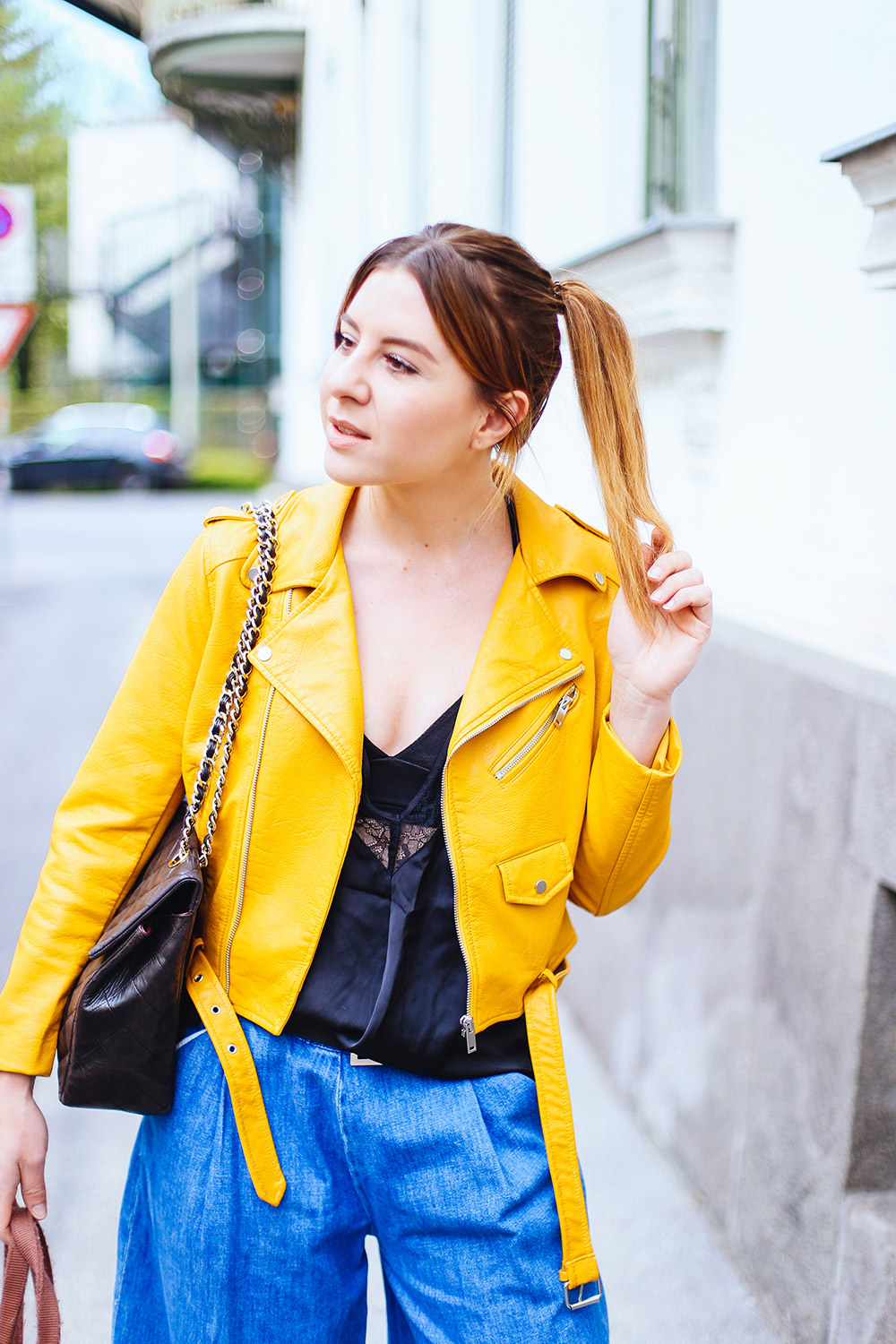 Gelbe Lederjacke von Zara, Denim Culotte kombinieren, Vic Matie Boots, Lingerie Shirt im Alltag tragen, Streetstyle, Fashion Blogger, Modeblog, whoismocca.me