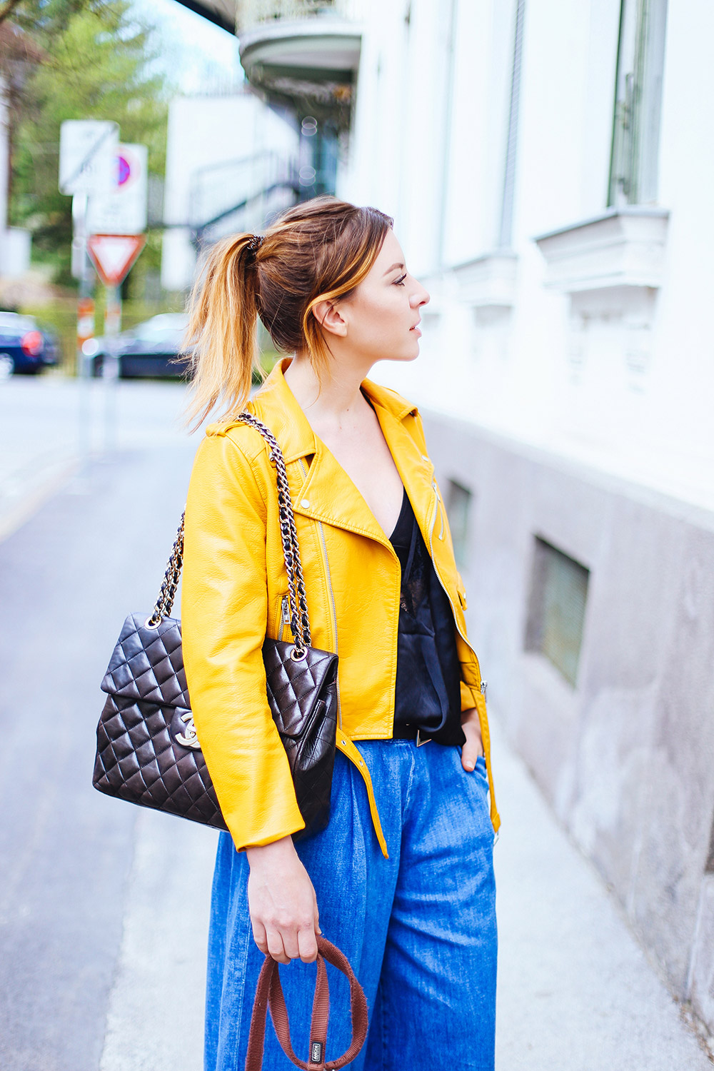 Gelbe Lederjacke von Zara, Denim Culotte kombinieren, Vic Matie Boots, Lingerie Shirt im Alltag tragen, Streetstyle, Fashion Blogger, Modeblog, whoismocca.me