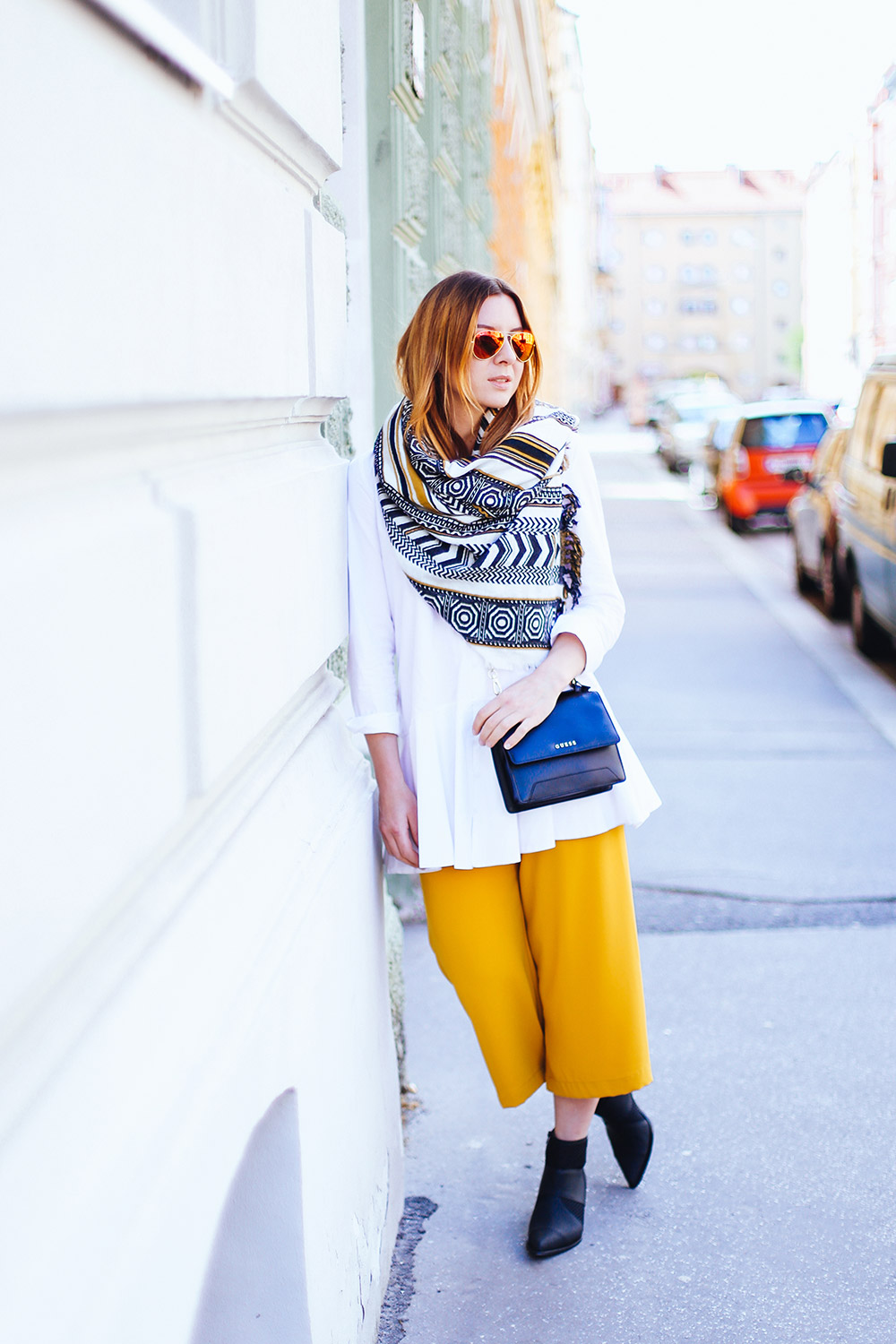 Frühlings Outfit im April mit weißer Peplum Bluse, gelbe Culotte von Zara, Vic Matie Boots, Guess Tasche, Streetstyle, OOTD, Fashionblog, Modeblog, whoismocca.me