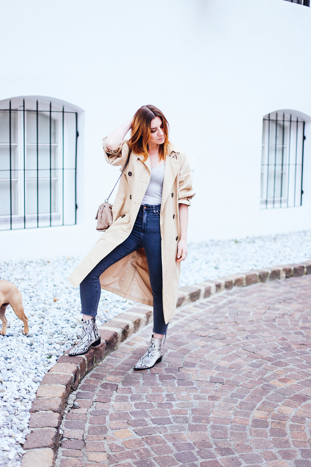 Outfit mit Schlangenprint Boots, Streifen Body, High-Waist Jeans, Fashion Magazin, Modeblog, Fashion Blog, Streetstyle, Tirolblog, whoismocca.me