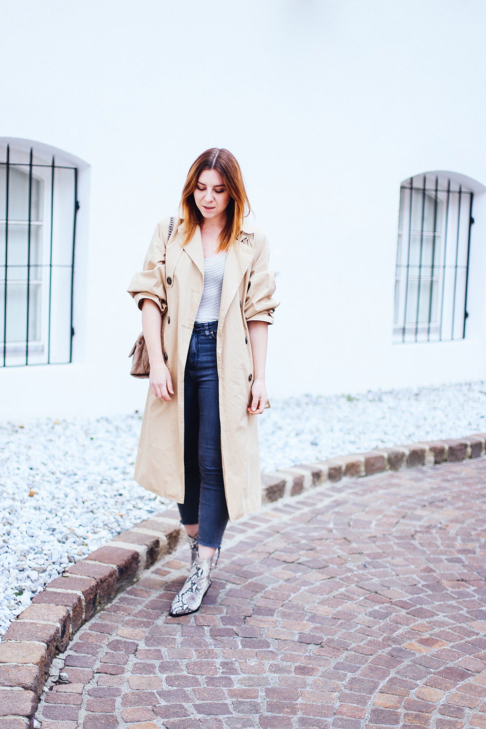 Outfit mit Schlangenprint Boots, Streifen Body, High-Waist Jeans, Fashion Magazin, Modeblog, Fashion Blog, Streetstyle, Tirolblog, whoismocca.me