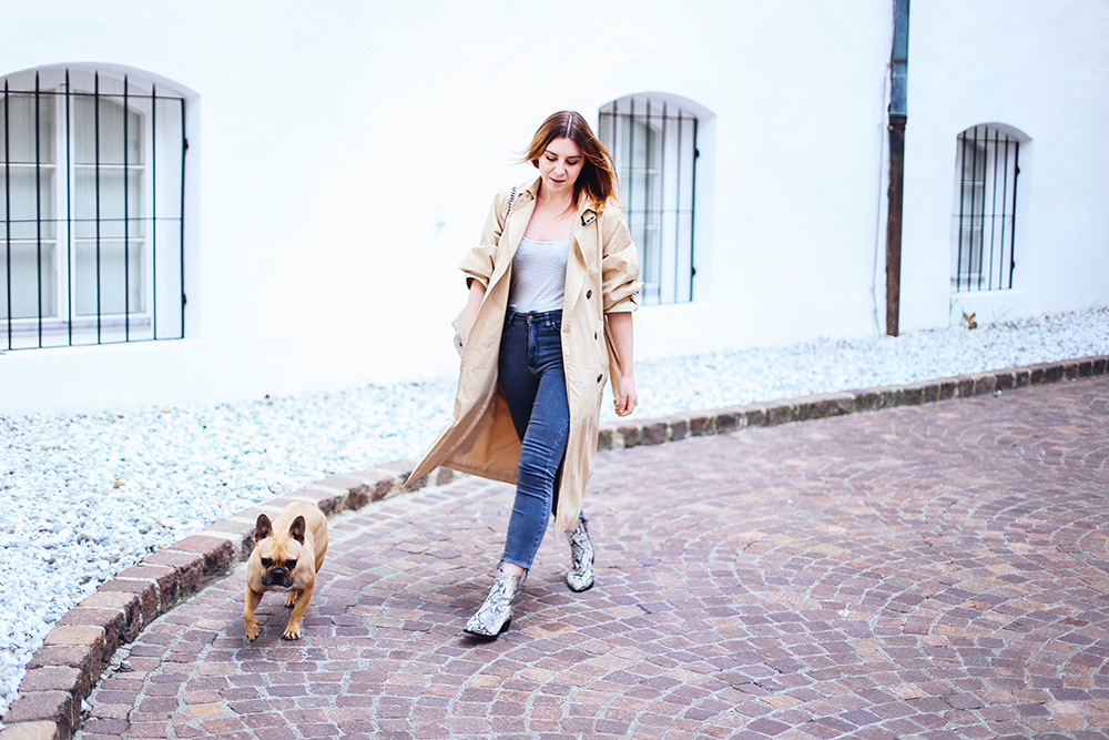 Outfit mit Schlangenprint Boots, Streifen Body, High-Waist Jeans, Fashion Magazin, Modeblog, Fashion Blog, Streetstyle, Tirolblog, whoismocca.me